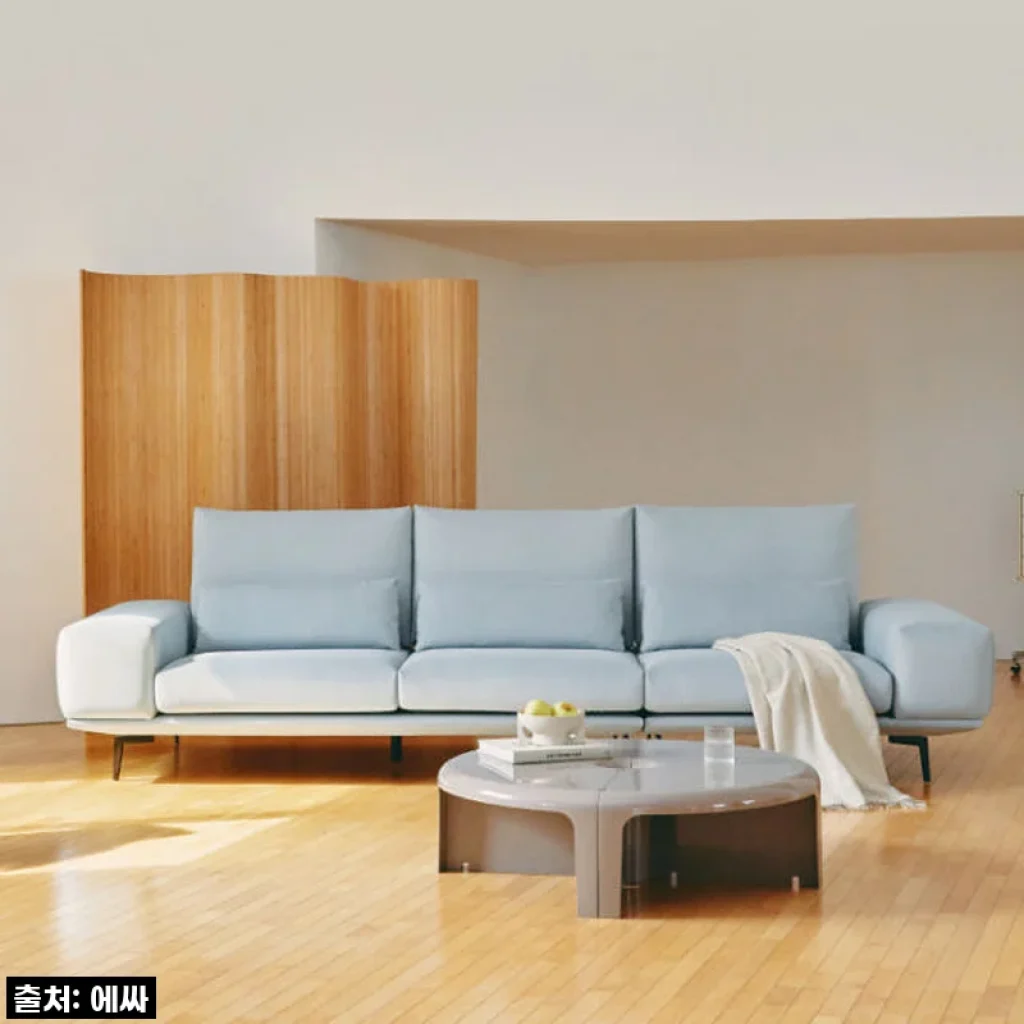 우리 집 거실이 카페로 변신! 에싸 키보 4인 스윙 패브릭 소파, 이 할인율은 놓칠 수 없어!