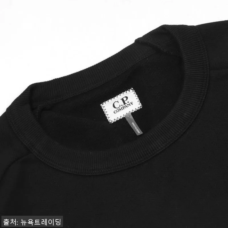 CP컴퍼니 렌즈 와펜 포켓 맨투맨 1 관련 이미지 1