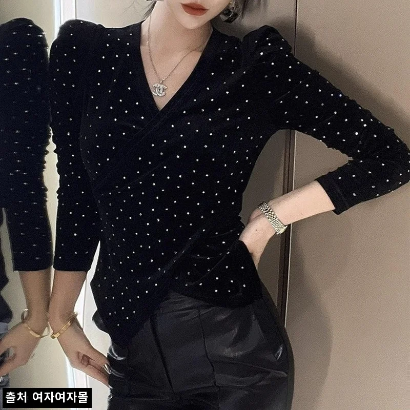 활용만점 샤이닝 큐빅 크로스랩 벨벳블라우스, 연말 모임룩으로 눈여겨볼 블랙 포인트템